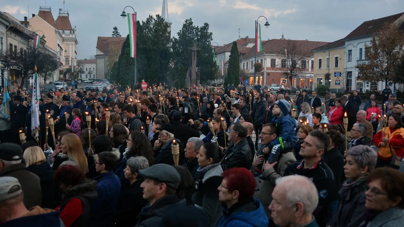 Magyar trikolóros szalagok miatt büntettek Székelyudvarhelyen