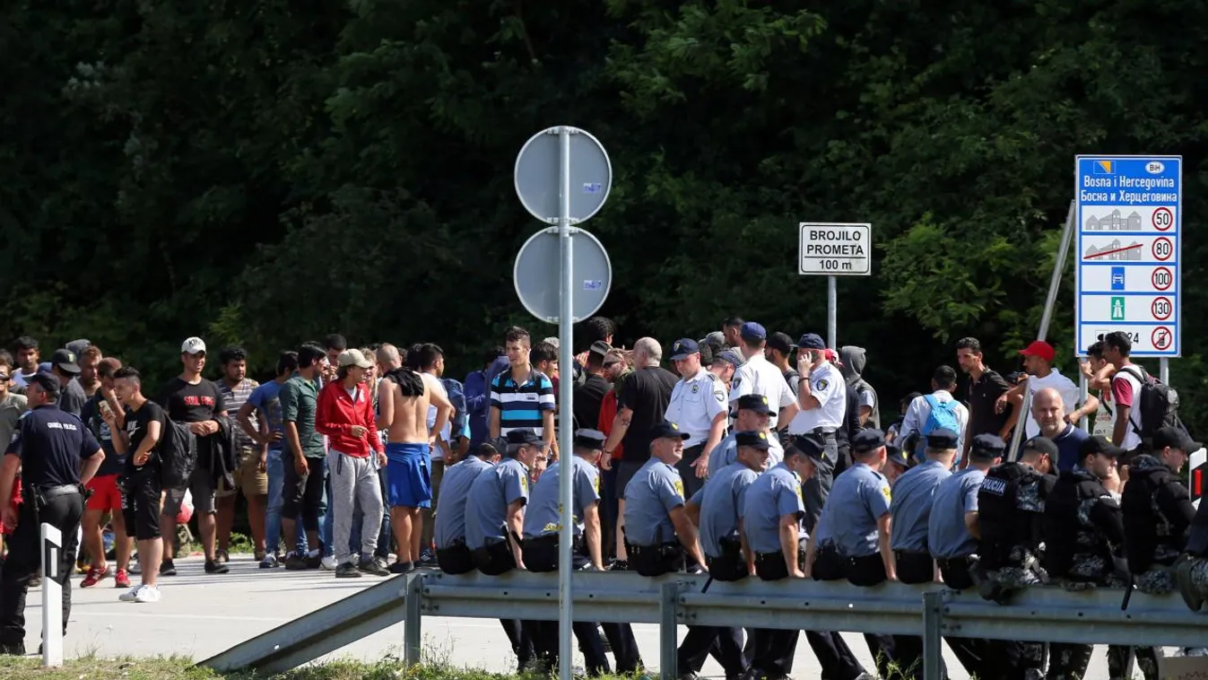 Kiszorították a bosnyák rendőrök a migránsokat