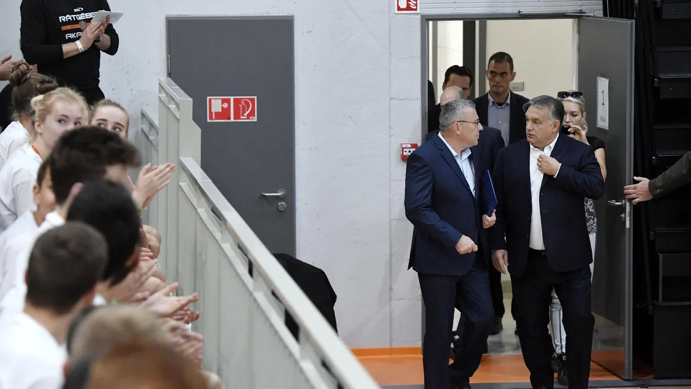 Orbán Viktor: Nem sztárokat, hanem hősöket akarunk látni