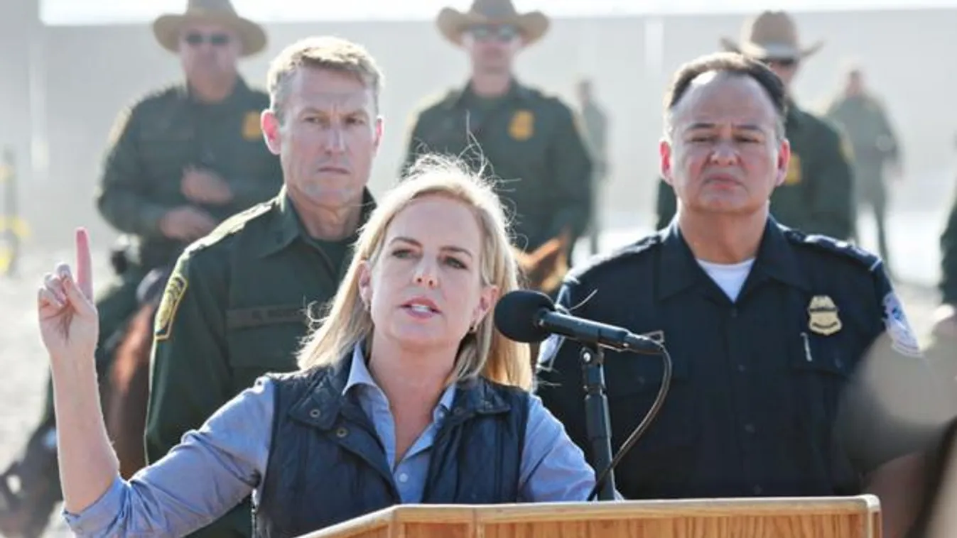 Migránsok ezrei torlódtak fel az amerikai–mexikói határon