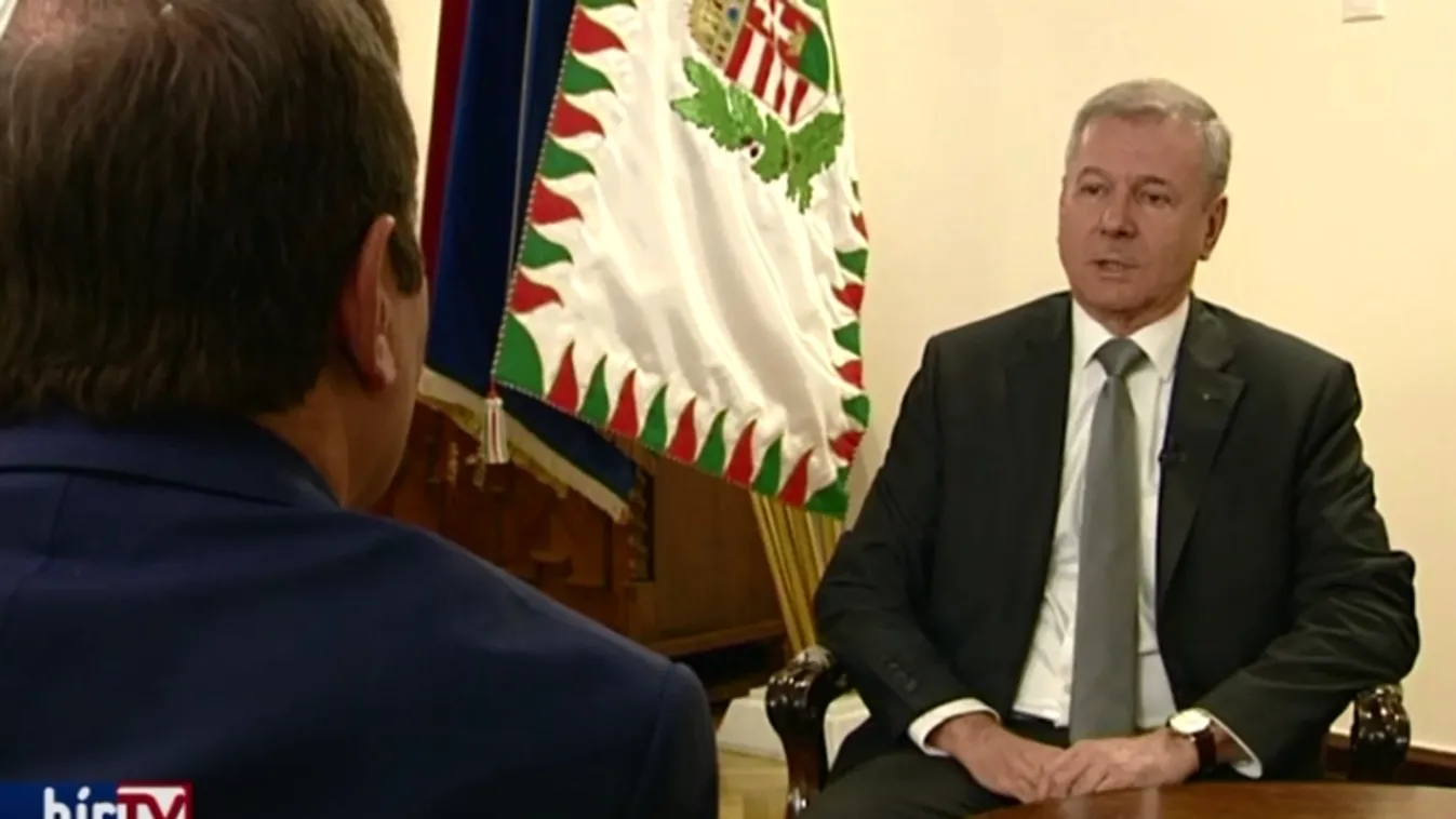 Benkő: Emberi oldalról kell vizsgálni a hadkötelezettségi korhatár emelését