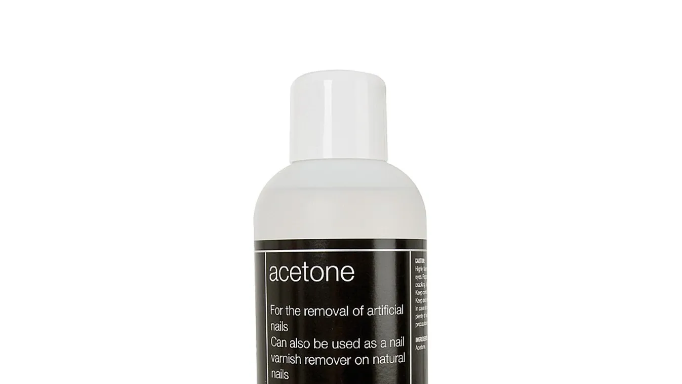 Büntetésből körömlakklemosót töltöttek a kislány italába