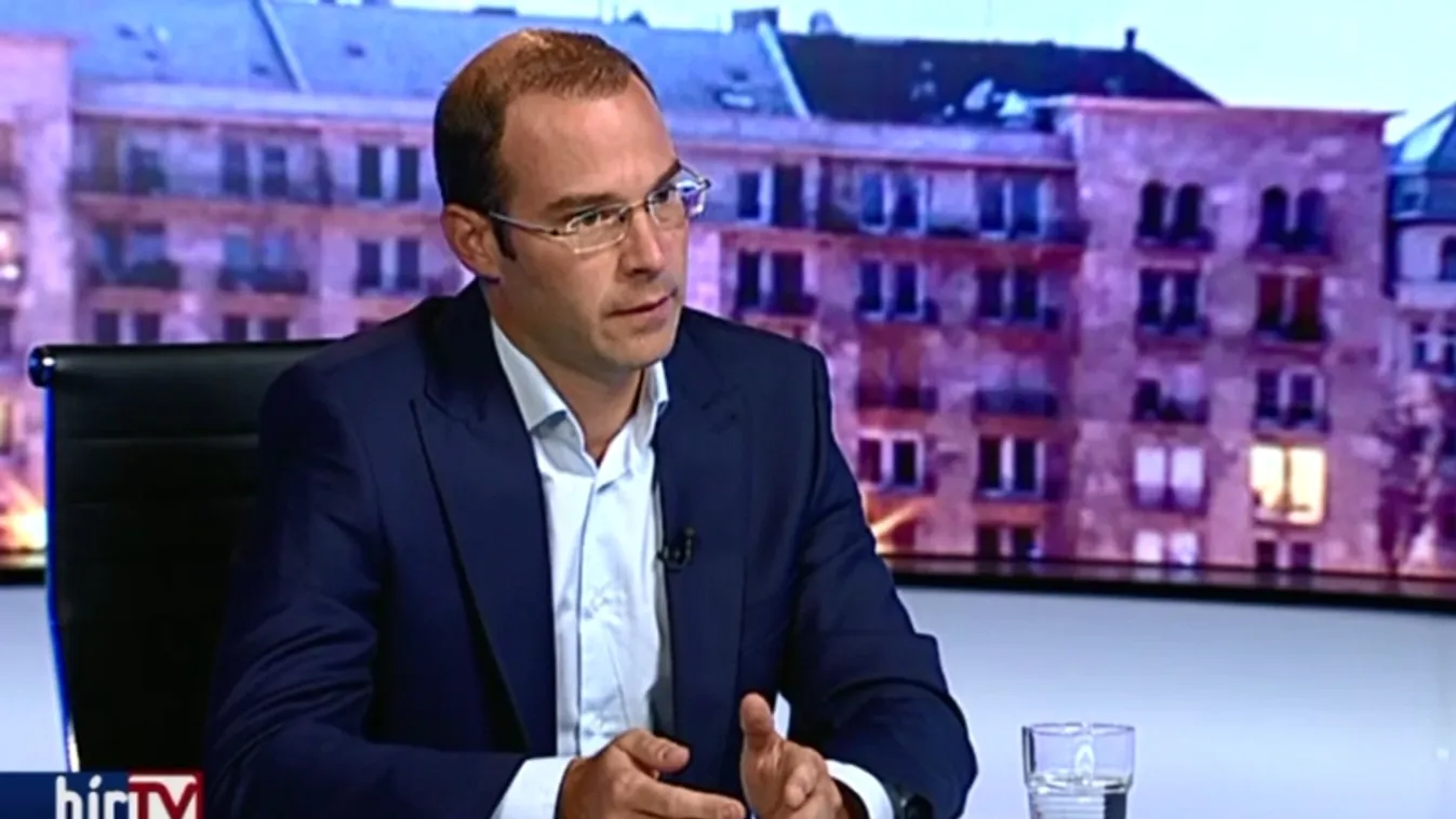 Hollik: Árulják el, hogy ki és milyen összeggel tölti fel a migránskártyákat