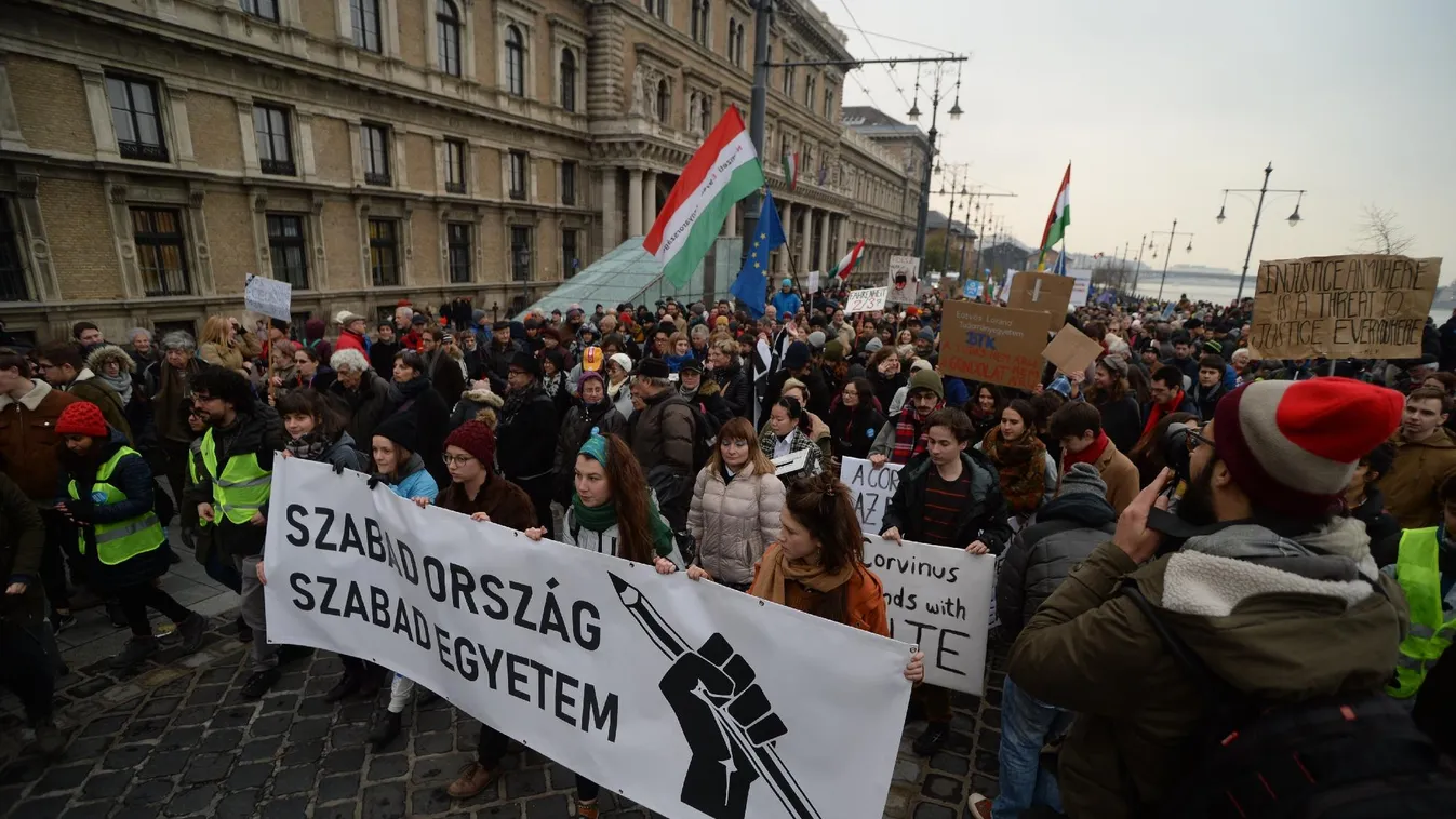 A szabad oktatásért és a CEU-ért tüntettek