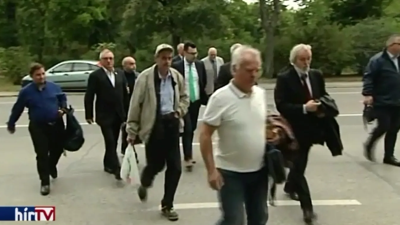 Visszatart dokumentumokat a Jobbik, többen nem tudnak kilépni