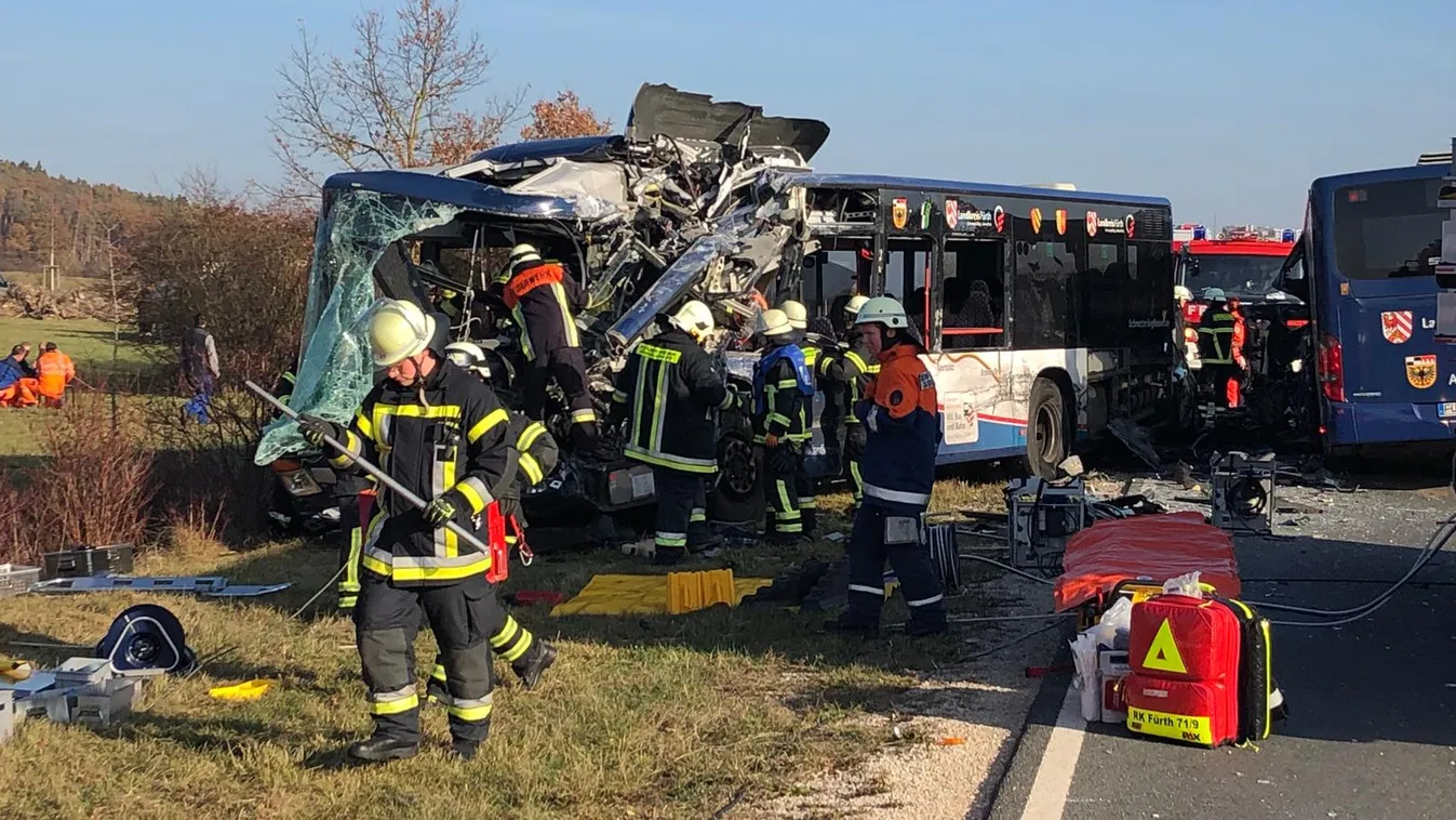 Frontálisan összeütközött két busz, negyvenen megsérültek