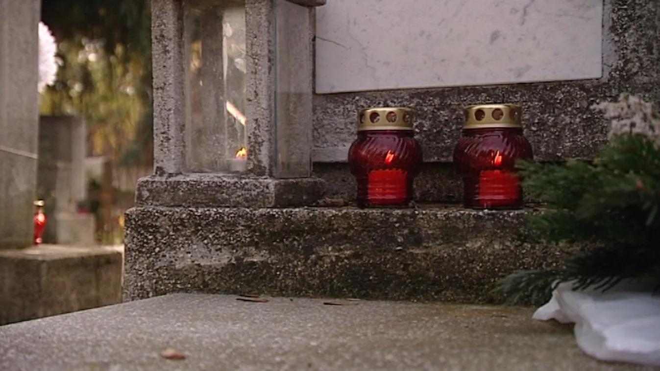 Krizantém, koszorúk és rengeteg mécses a sírokon