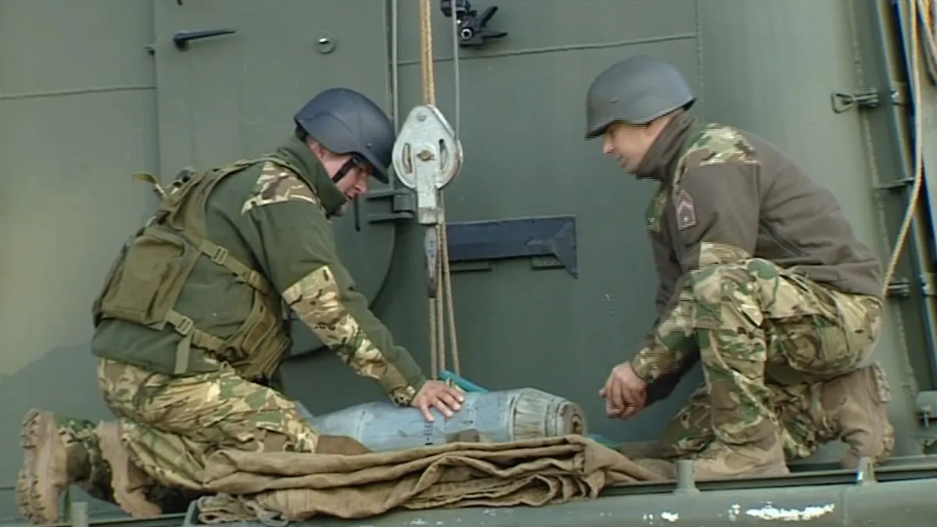 Rozsdásan, a folyóban eltöltött 70 év után is hatalmas veszélyt jelentenek