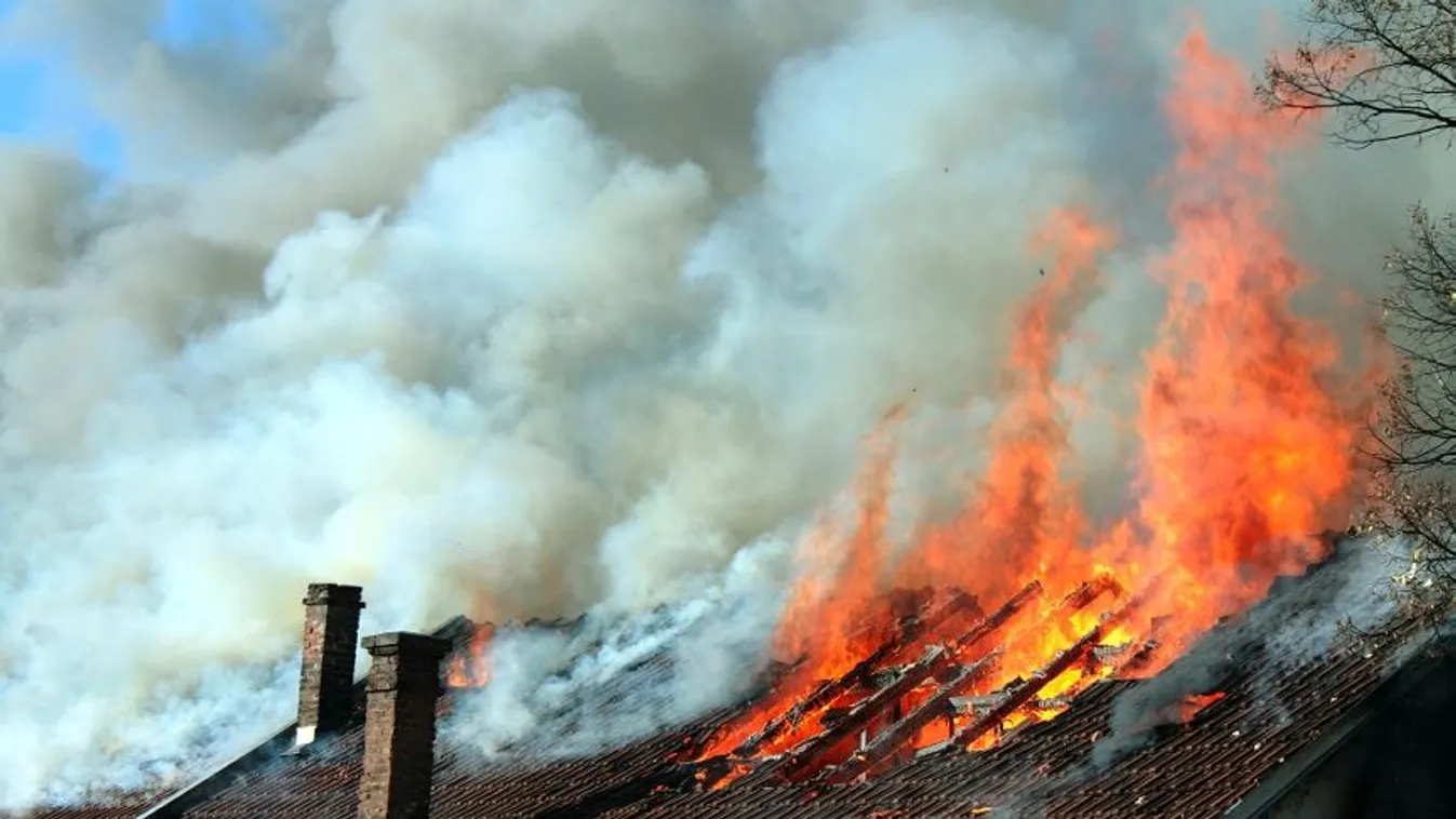 Lángba borult az izsáki ház