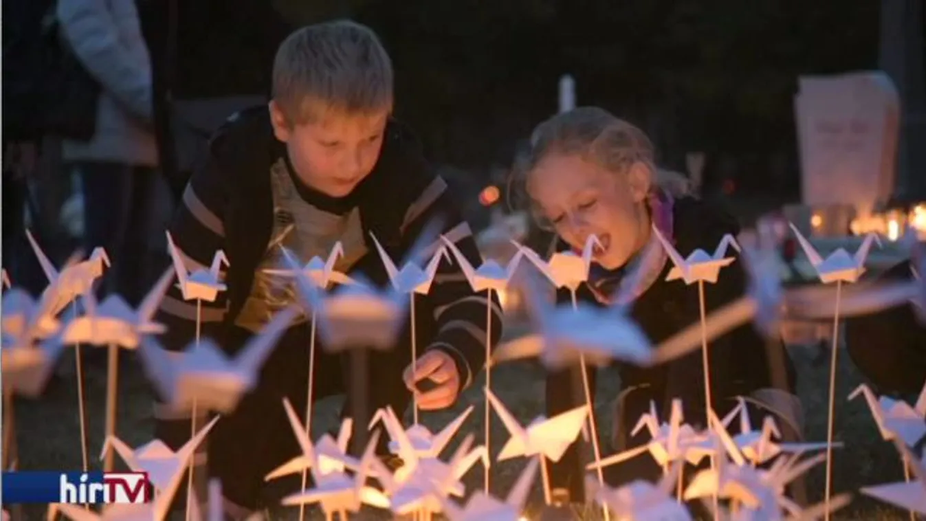 Papírmadarakat hajtogattak az elhunyt gyermekek emlékére