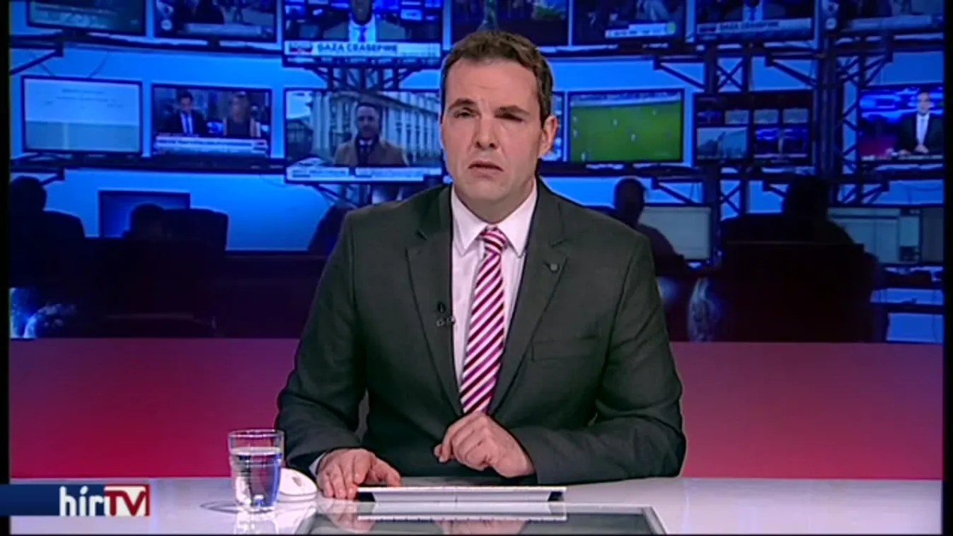 Migránsok másztak fel az amerikai-mexikói határon lévő kerítésre