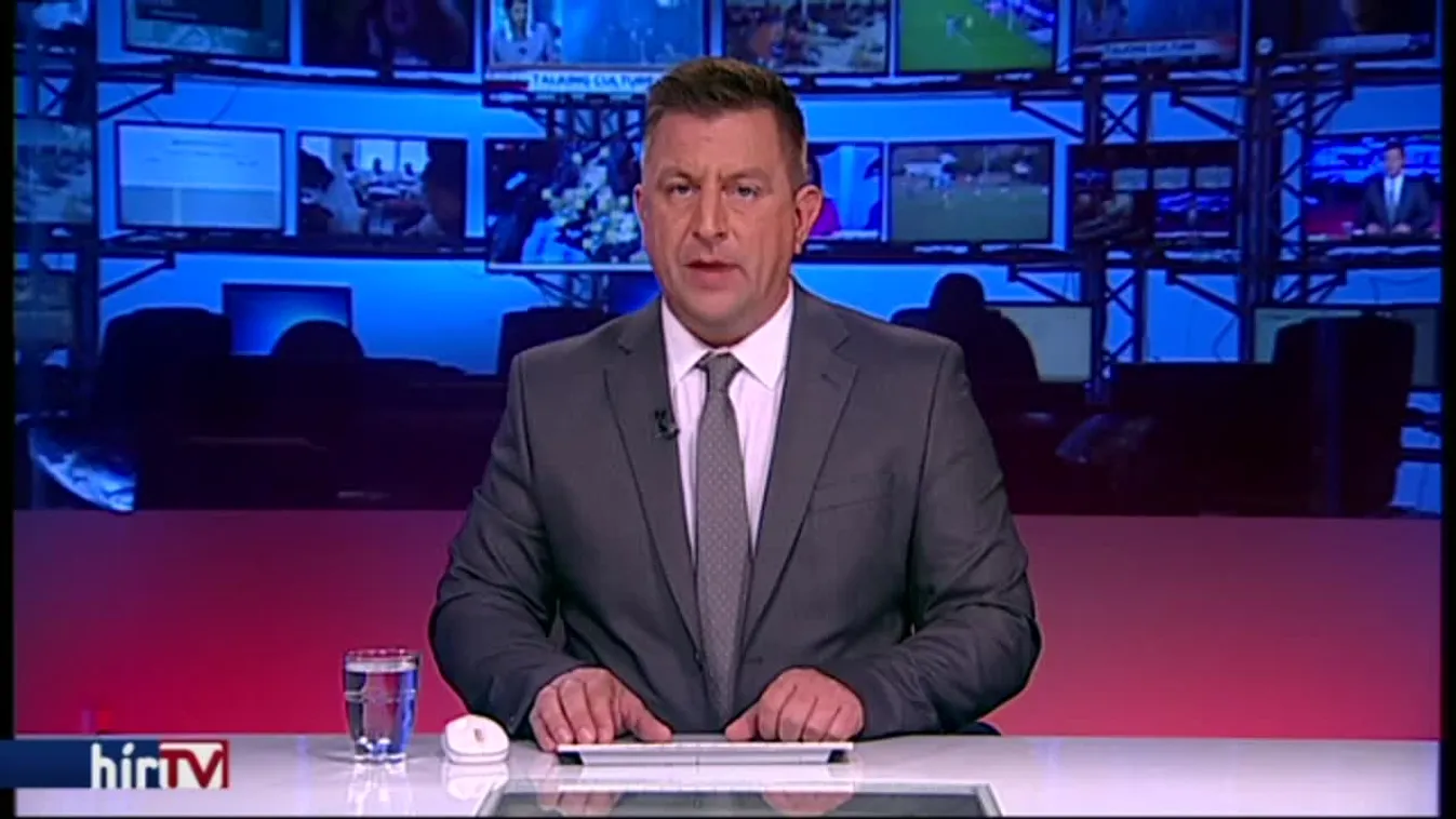 Krizantém, koszorúk és rengeteg mécses a sírokon