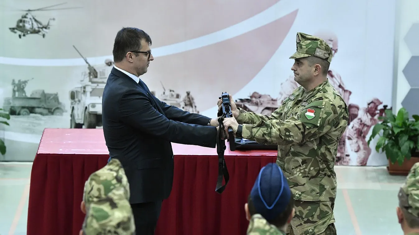 Új, itthon összeszerelt fegyvereket kaptak a katonák