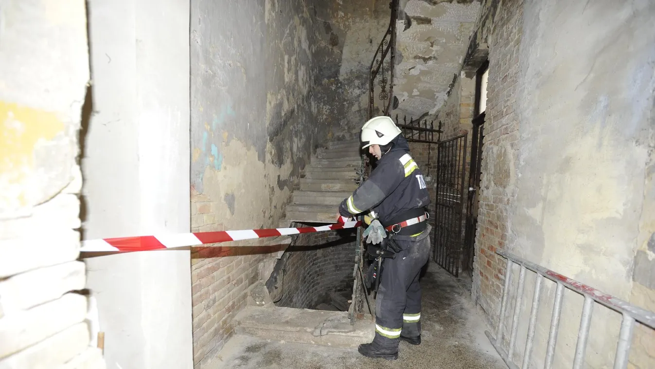 Leszakadt egy lépcső egy férfi alatt