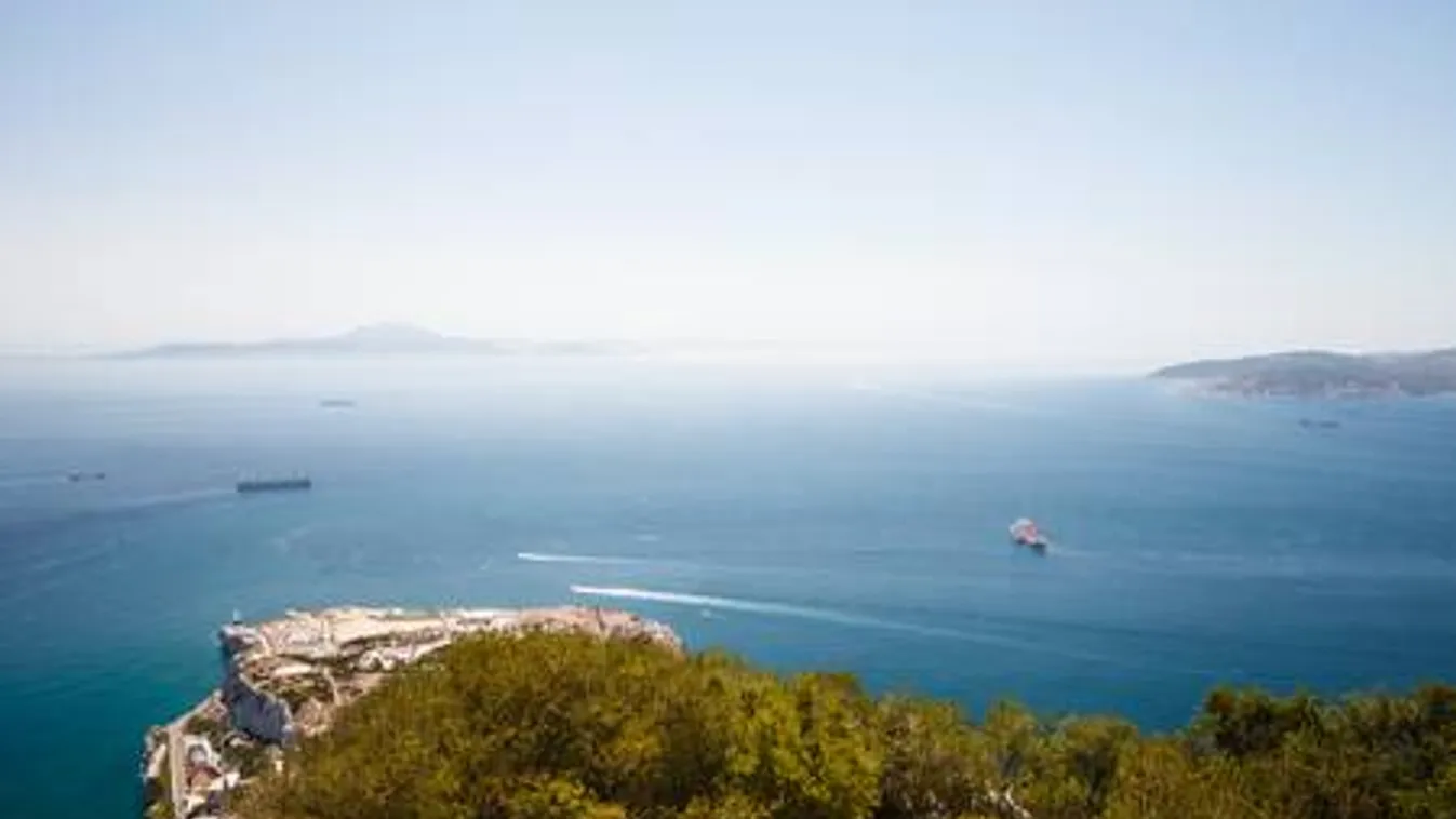 Gumiabroncsba kapaszkodva akartak átkelni a migránsok a Gibraltári-szoroson