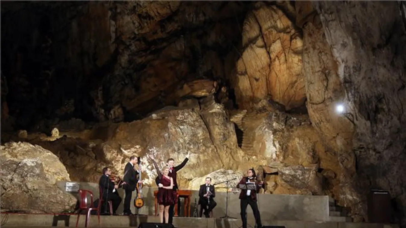 Óévbúcsúztató operettgálától zengett a Baradla-barlang