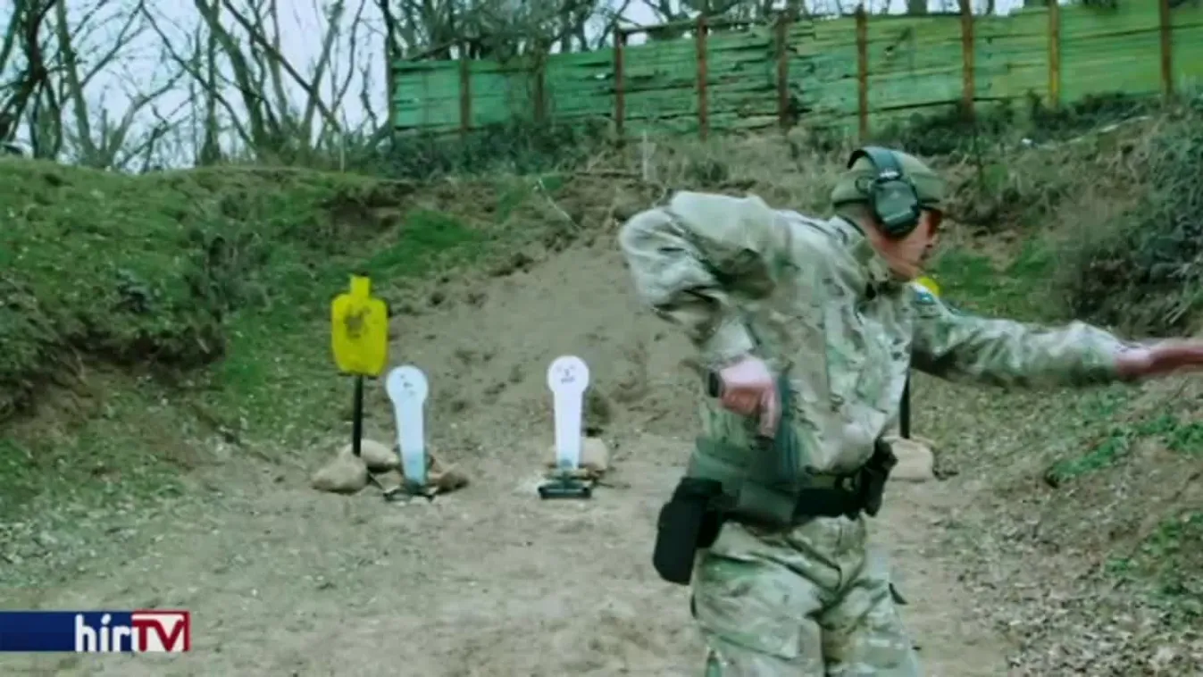 Új, itthon összeszerelt fegyvereket kaptak a katonák