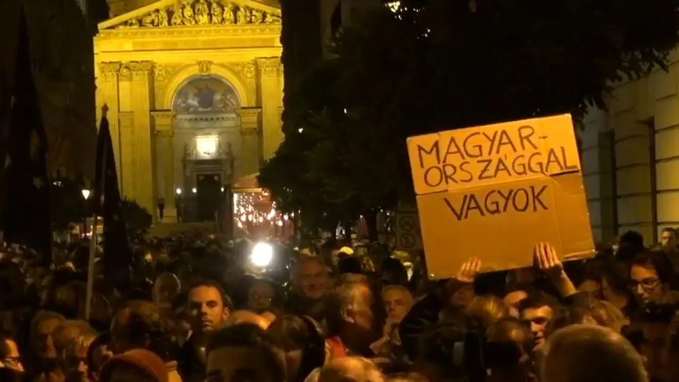 Füstbombával készül a Sándor-palotához a Momentum