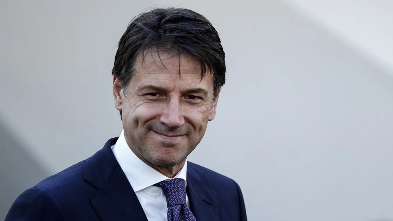 Conte-ék beadták a derekukat