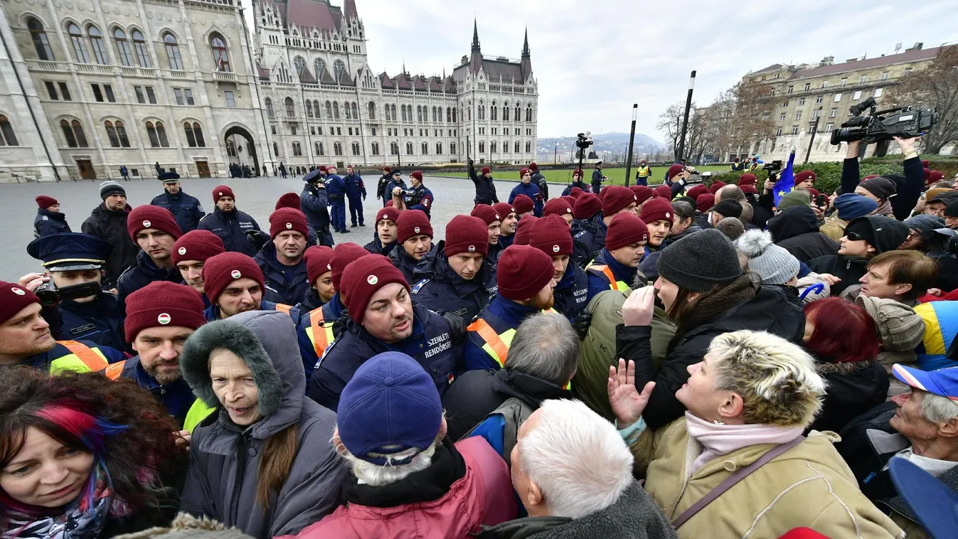 Nekimentek a rendőrsorfalnak a tüntetők a Kossuth téren