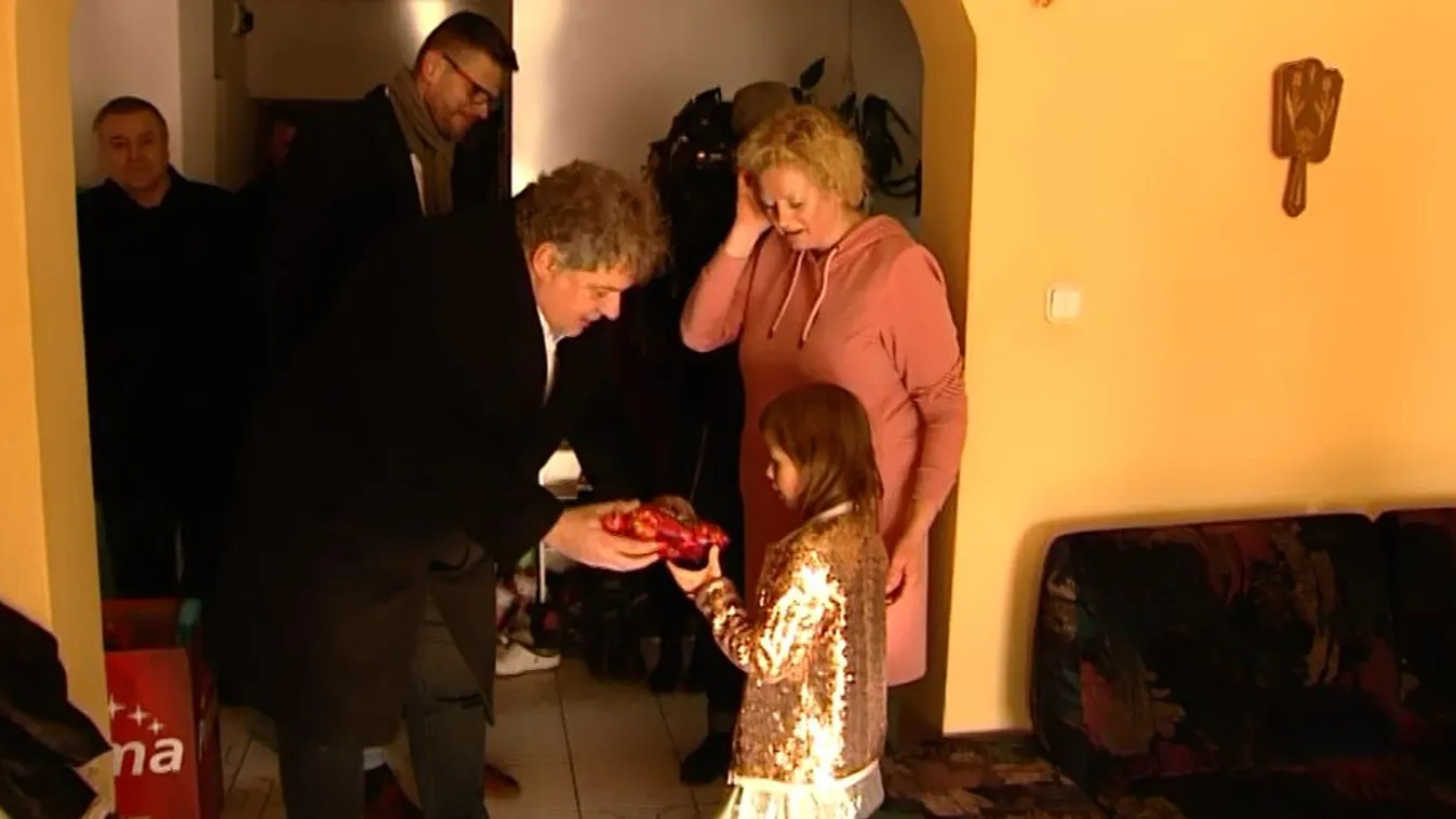 Mintegy kétszáz rászoruló családnak hozott ajándékot a Mikulás