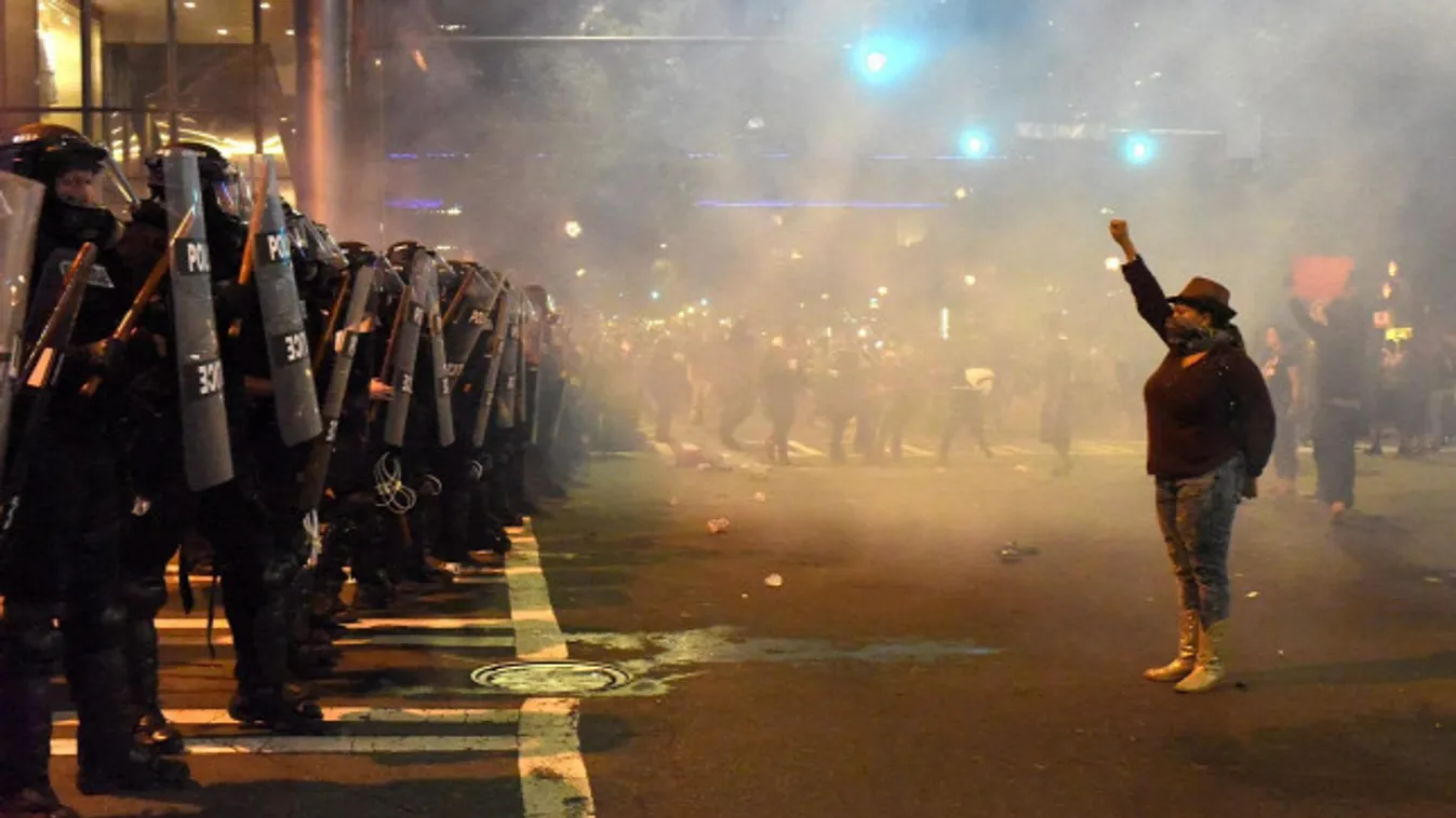 Átdolgozzák az ünnepnapokra vonatkozó tüntetési tilalmat