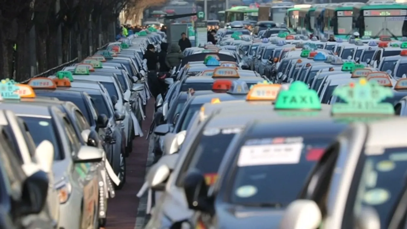 Fekete fejpántos taxisok lepték el a belvárost