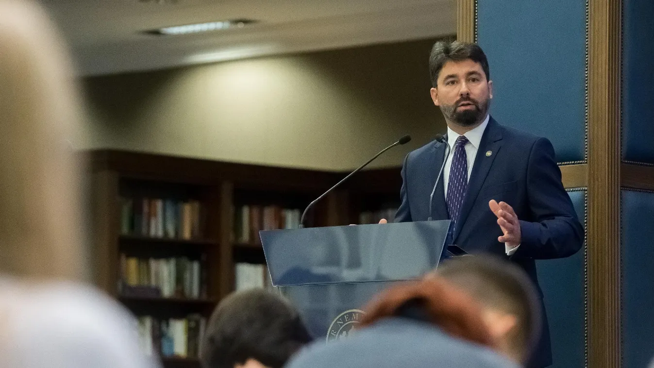 „A brüsszeli elit már nem is leplezi, hogy állandósítani akarja a migrációt”