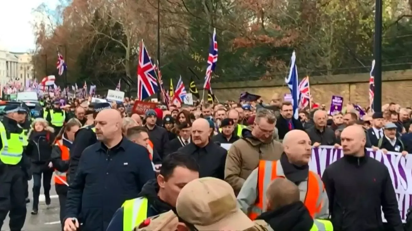 A rendőrök álltak a brexit-támogatók és a brexit-ellenzők közé