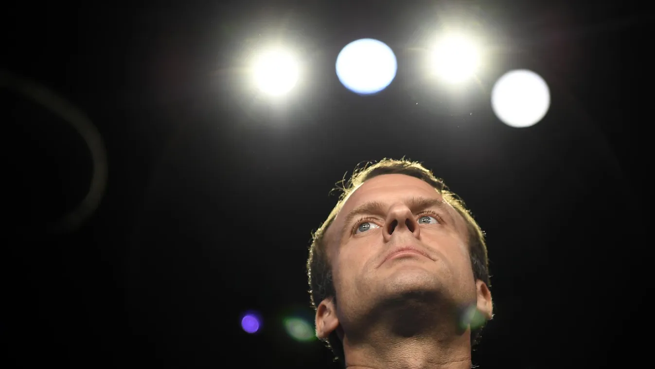 Macron felkereste a tüntetők által felgyújtott prefektúrát