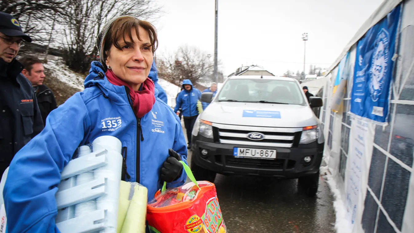 Négy tonna ajándék segíti az erdélyi és csángó szegényeket
