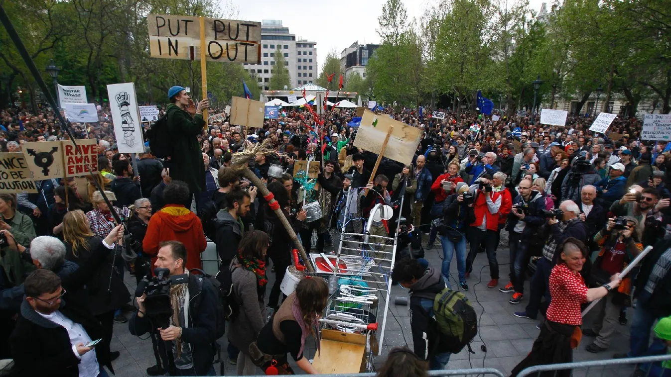 Felfüggesztettet kapott az egyik Kossuth téri tüntető