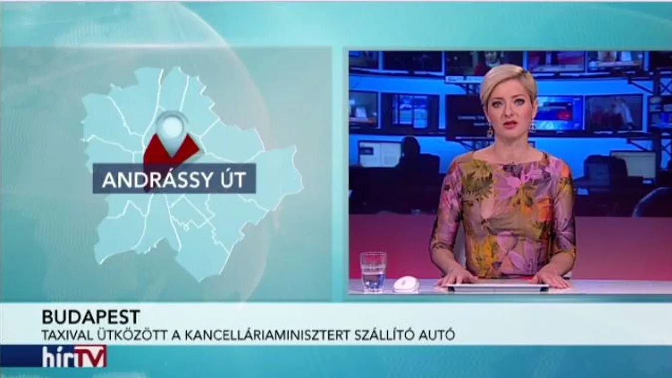 Taxival ütközött a minisztert szállító kocsi