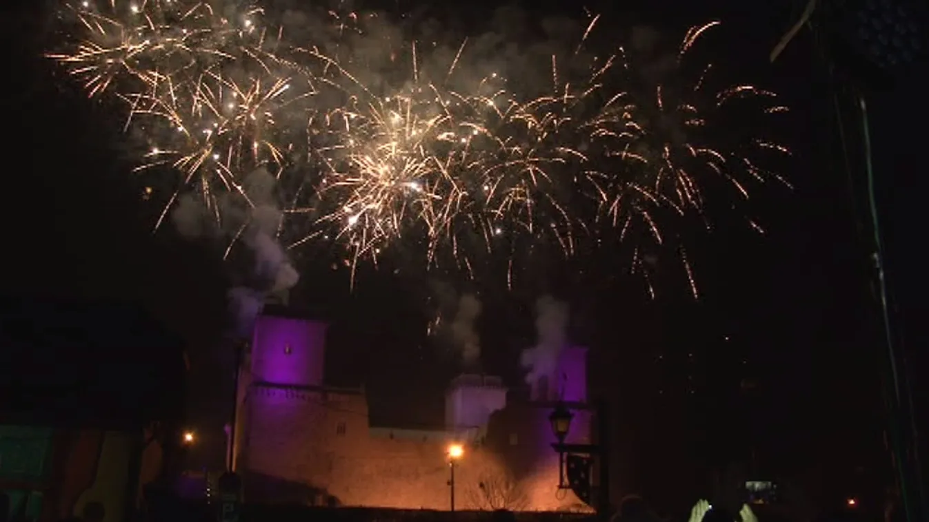 Negyedik éve öltöztetik lila ruhába a vár bástyáit