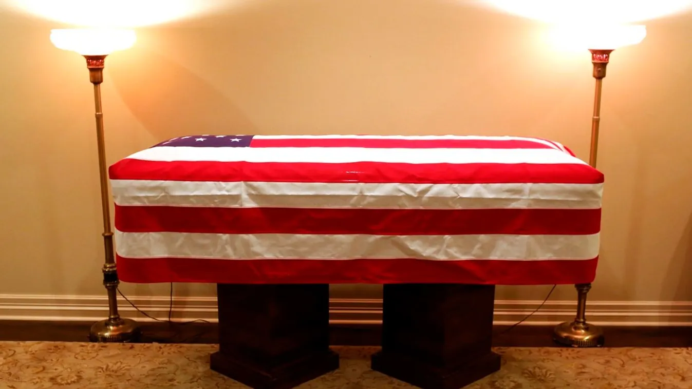 Politikusok búcsúztak a felravatalozott George H. W. Bushtól