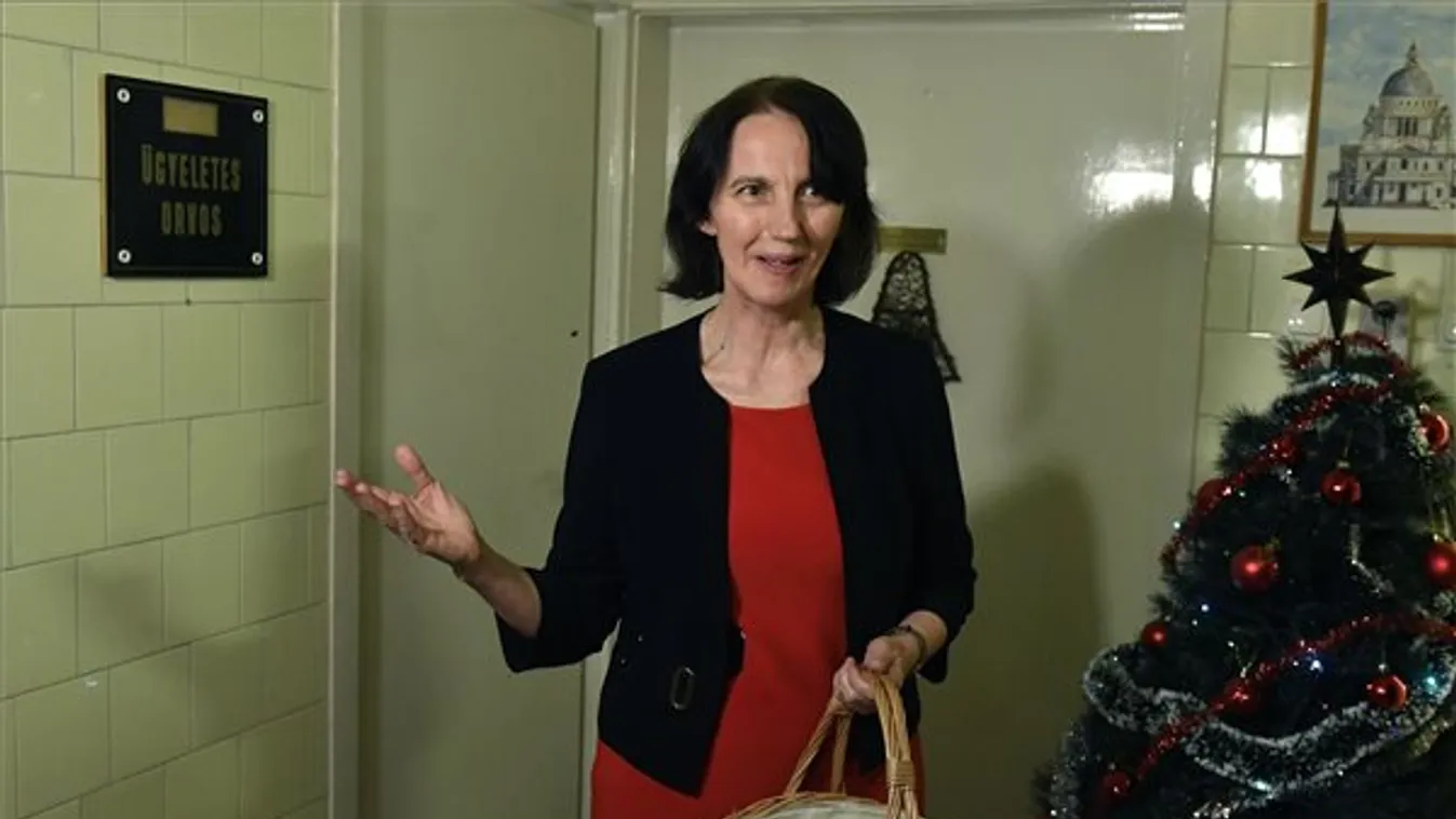 Bejglivel kedveskedett a nővéreknek és betegeknek az államtitkár