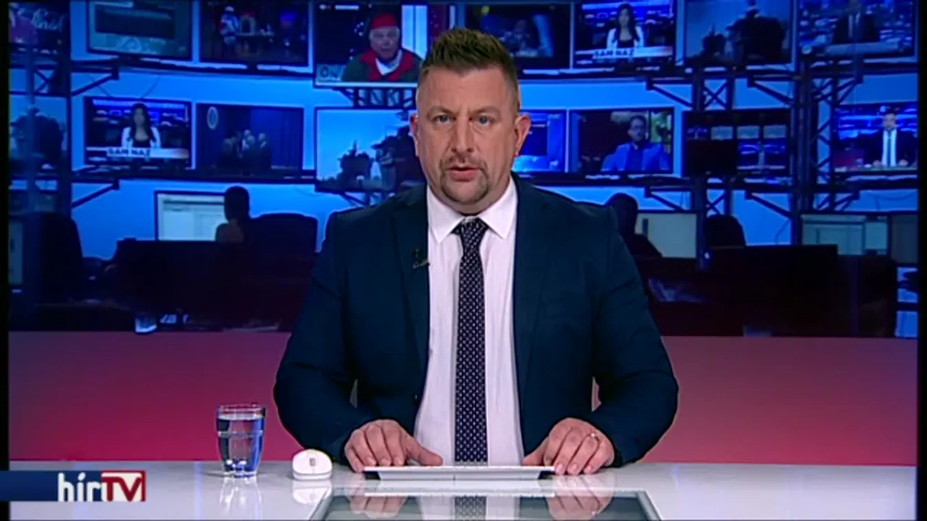 Füstbombával készül a Sándor-palotához a Momentum