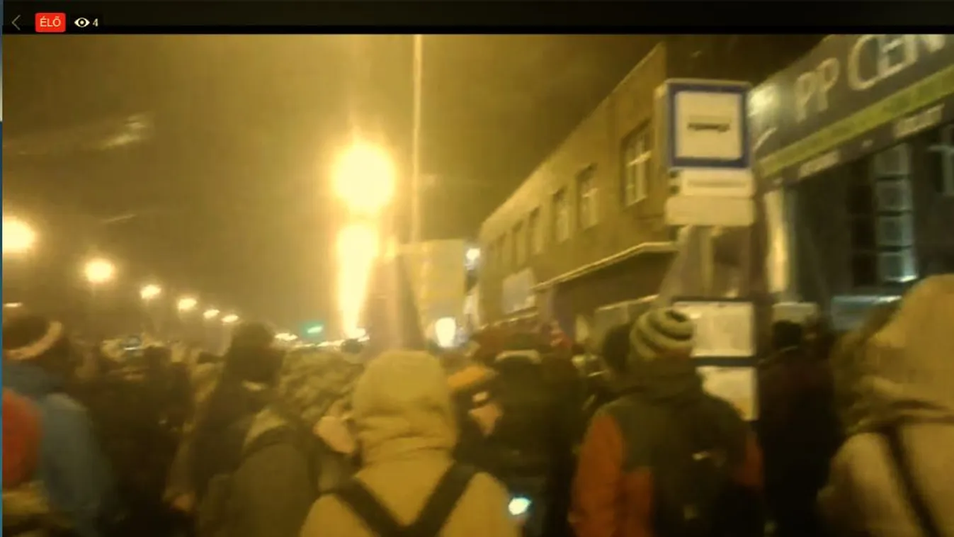 Rövid időre a Hír TV elé vonultak a tüntetők