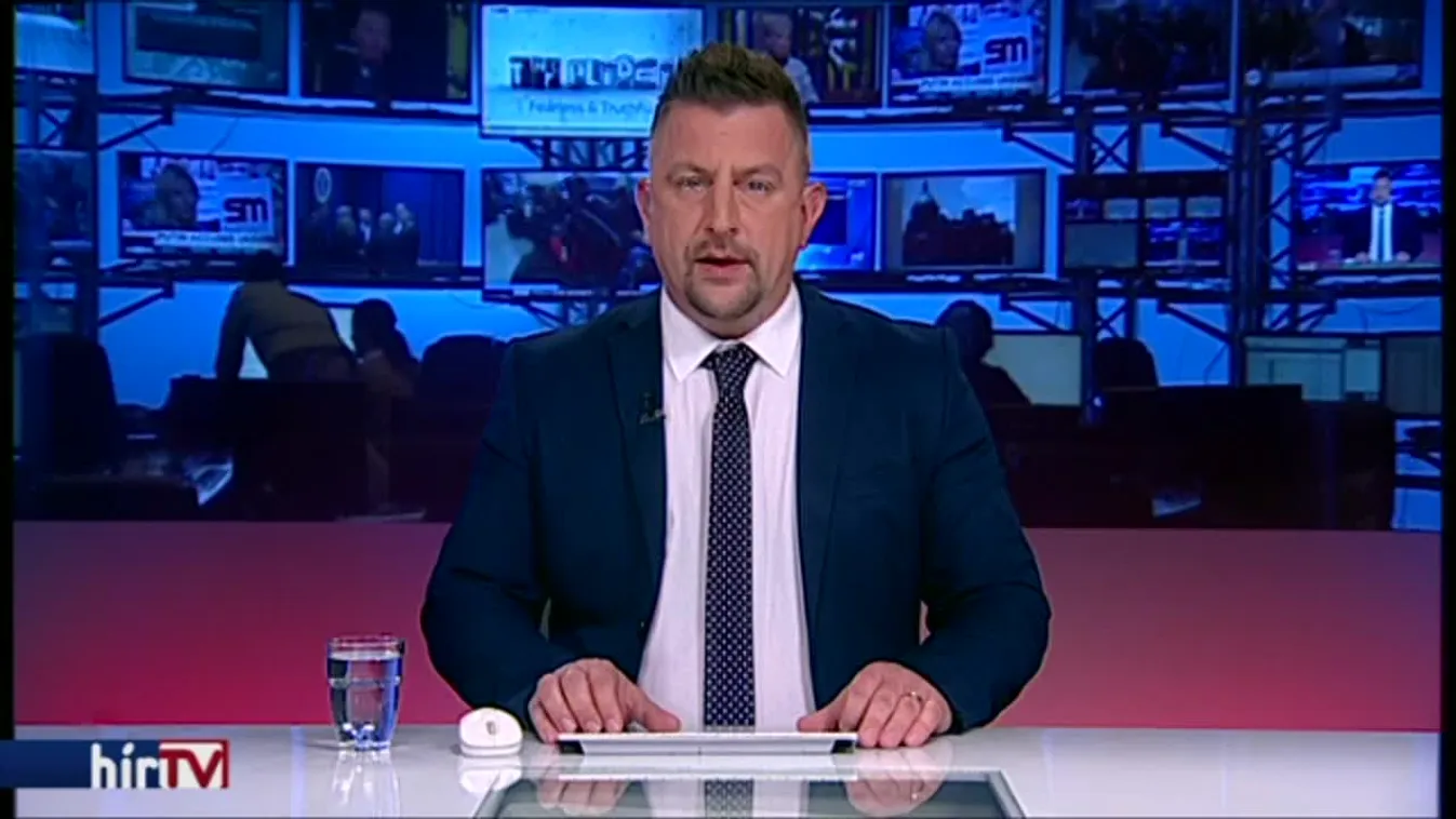 Buszmegállóba csapódott egy autó