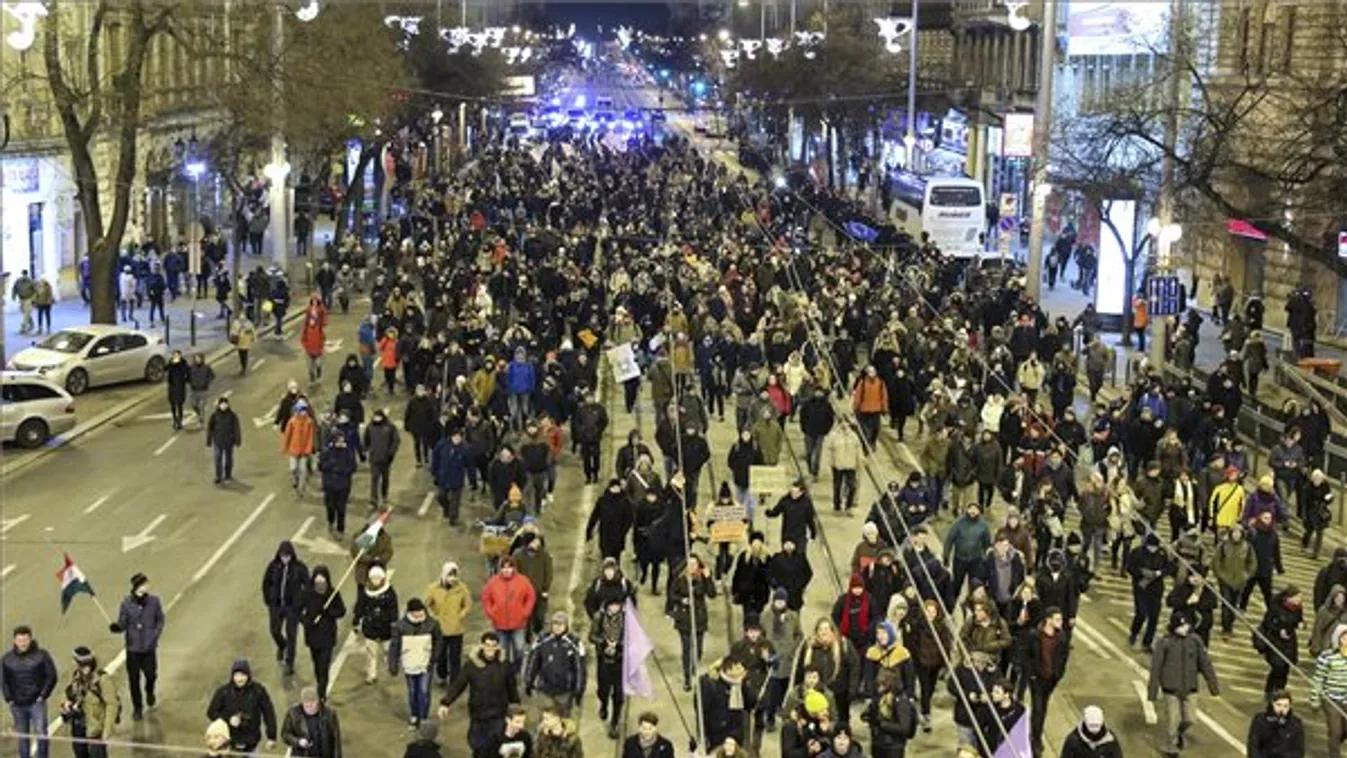 Összefogásra szólítottak fel az ellenzéki pártok a Kossuth téren