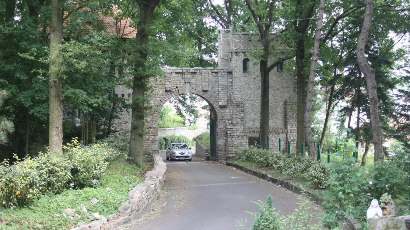 Négy katolikus szerzetest vettek őrizetbe