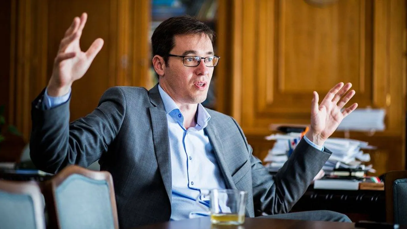 Horváth szabadságot, Puzsér sétálni, Karácsony levegőt venni akar