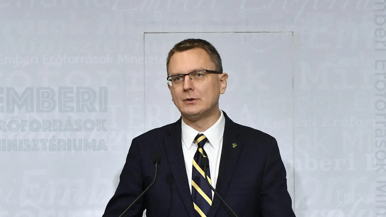 Éves szinten 42 ezer forinttal emelkednek a nyugdíjak