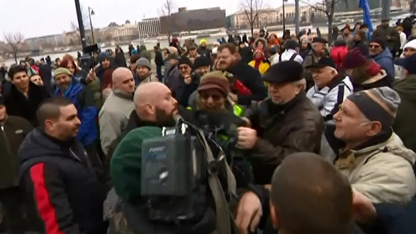 A Hír TV kollégáját inzultálták, az Echo TV kameráját megrongálták