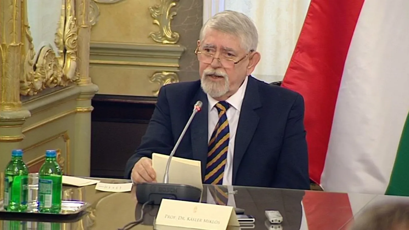 Családbarát szülészeteket ígért Kásler Miklós