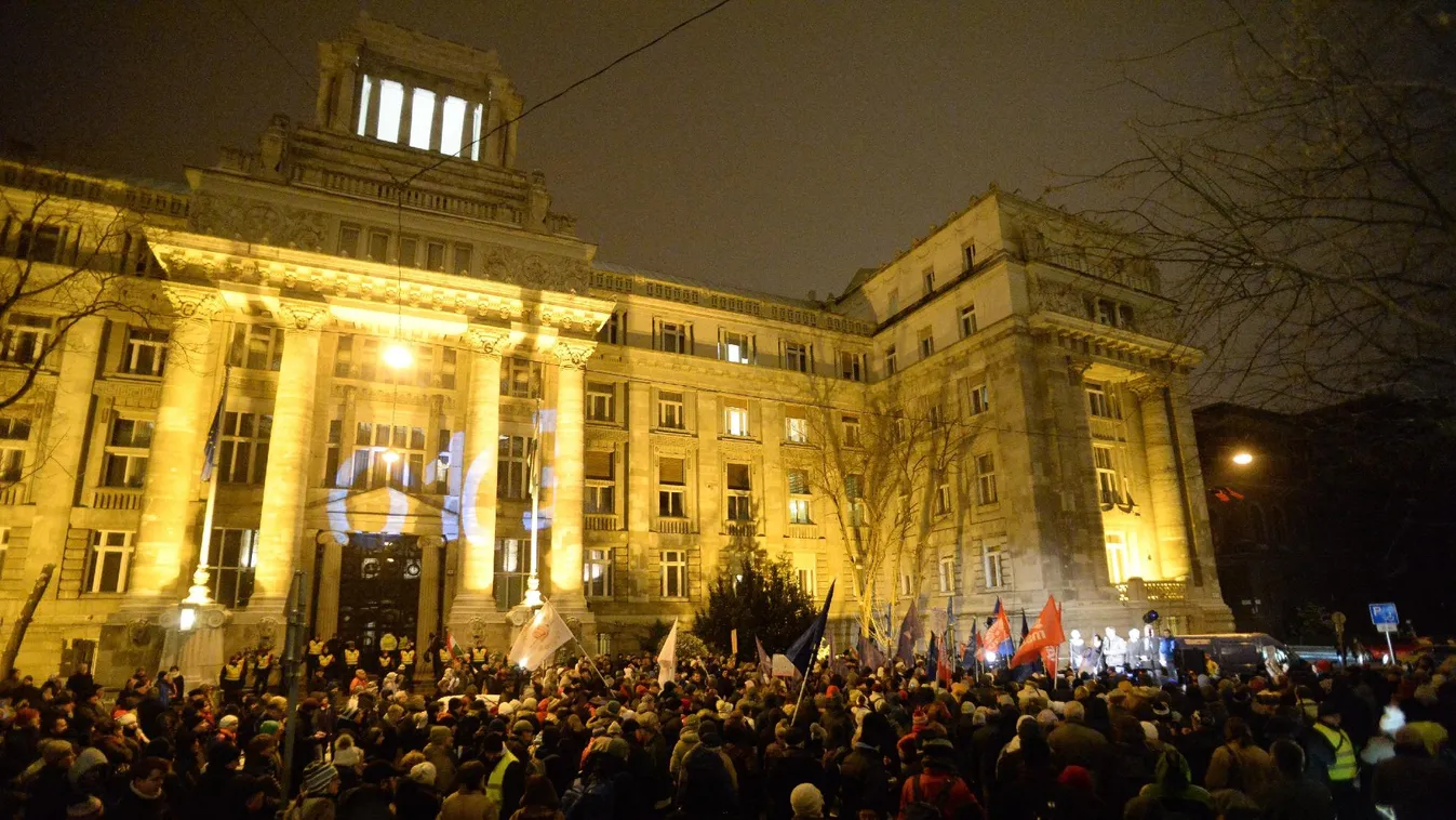 Tüntettek a Legfőbb Ügyészség épülete előtt