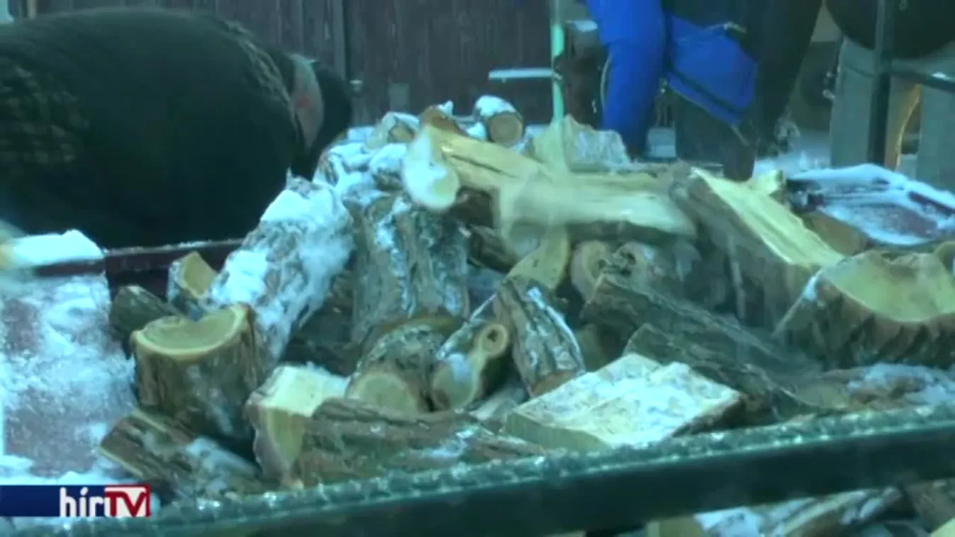 Tűzifával, tartós élelmiszerrel segítik a tanyavilág lakóit