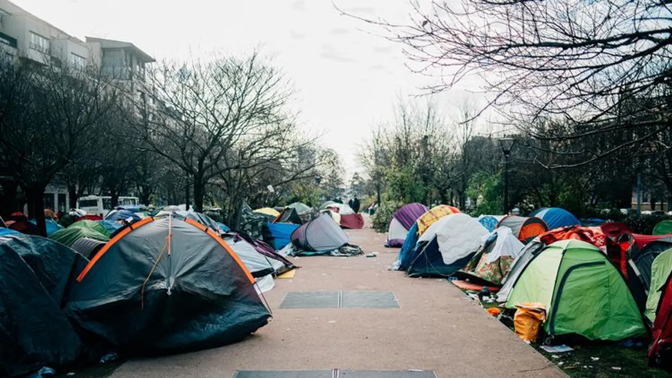 Felszámoltak egy újabb migránsok lakta sátortábort Párizsban
