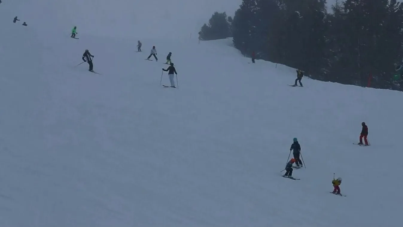 Több mint száz magyar turista rekedt a hó fogságában