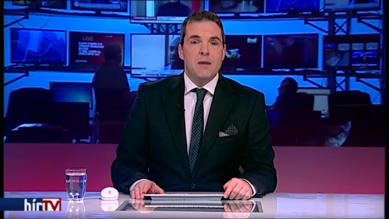 Járdafestéssel akciózott a Momentum a Legfőbb Ügyészség előtt